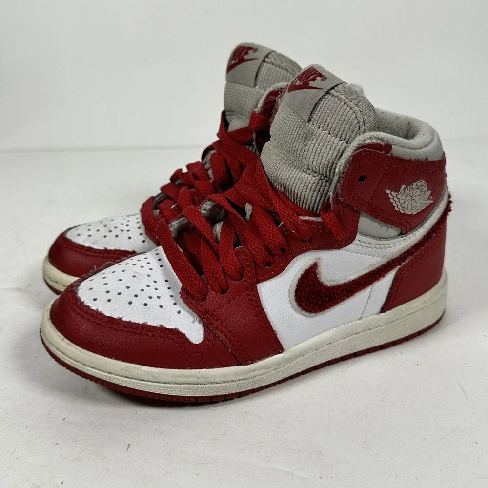 Nike Air Jordan 1 Retro Boys Size 10.5C Red Athletic Shoes Sneakers CU0449-061‎